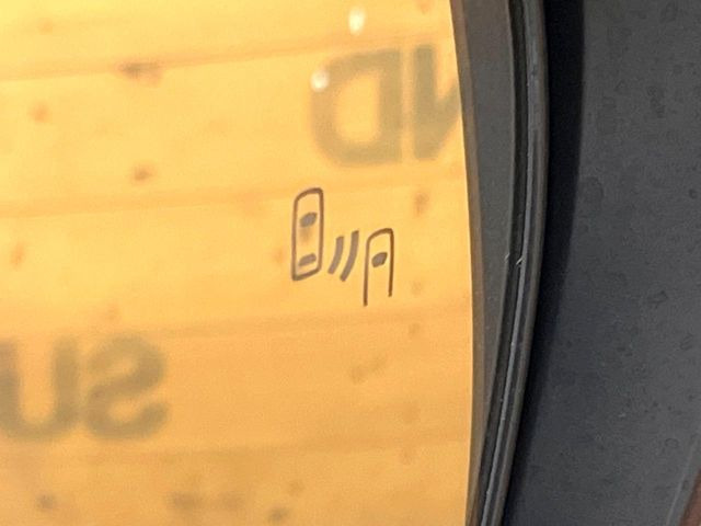 【ブラインドスポットモニター】走行中、ドアミラーの死角になりやすい箇所に後続車が接近するとサイドミラーのレンズに警告を表示!ドライバーに注意喚起をしてくれます。