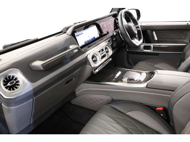 �A�b�v���J�[�v���C�ɑΉ����Ă���AiPhone�ƘA�g���邱�ƂŃi�r�≹�y�A���b�Z�[�W�Ȃǂ��ԓ��Œ����I�ɑ���ł��܂��B���֐��ƈ��S���𗼗����A���K�ȃh���C�u���T�|�[�g����@�\�ł������܂��B