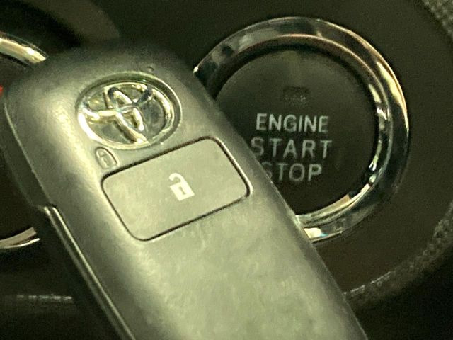 【スマートキー】カバンやポケットに入れたままでもドアの施錠・解錠が可能なスマートキーを装備。エンジンのオン・オフ時もカギを取り出す必要が無いからとっても便利です♪