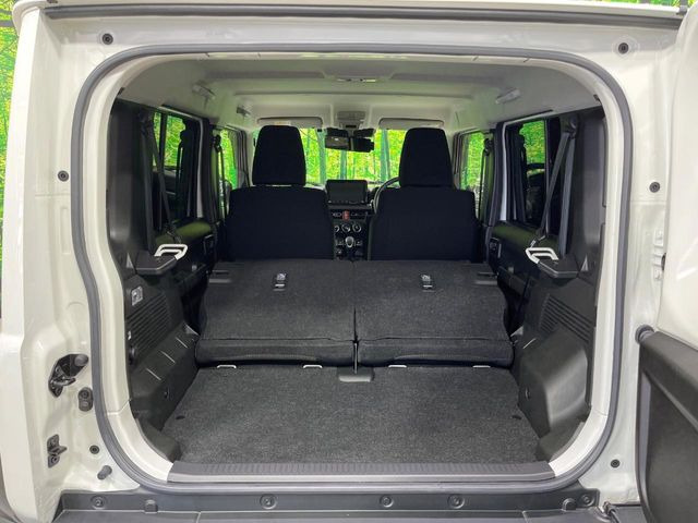 ���i�̂���������ʋ΁A���}���ɏ\���ȉ׎��X�y�[�X���m�ۂ��Ă���܂��B�Z�J���h�V�[�g��|���ƁA�傫�ȉו��̐ύڂ��\�ł���