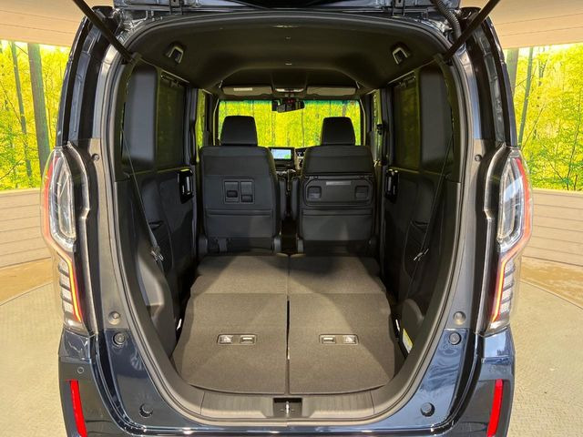 ���i�̂���������ʋ΁A���}���ɏ\���ȉ׎��X�y�[�X���m�ۂ��Ă���܂��B�Z�J���h�V�[�g��|���ƁA�傫�ȉו��̐ύڂ��\�ł���