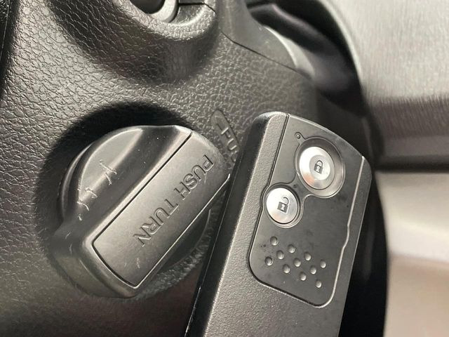 �yHonda�X�}�[�g�L�[�z�J�o����|�P�b�g�ɓ��ꂽ�܂܂ł��h�A�̎{���E�������\�ȃX�}�[�g�L�[�𑕔��B�G���W���̃I���E�I�t�����J�M�����o���K�v����������Ƃ��Ă��֗��ł���