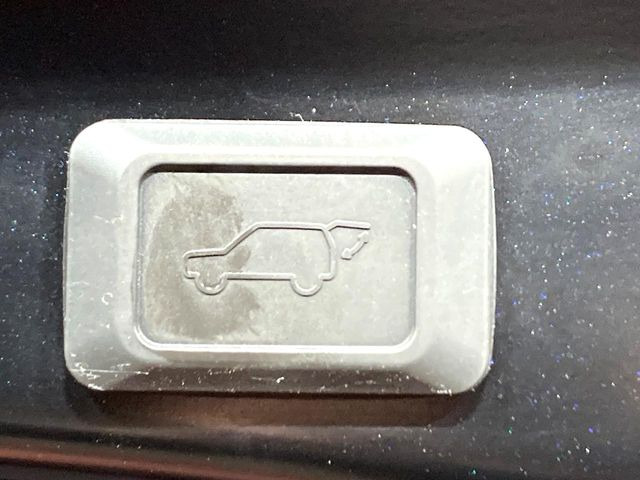 【パワーバックドア】スマートキーや運転席のボタンを押すだけでリアゲートが自動で開閉します!荷物を持っている時や、高い位置にあるバックドアを閉める際に便利な機能です♪