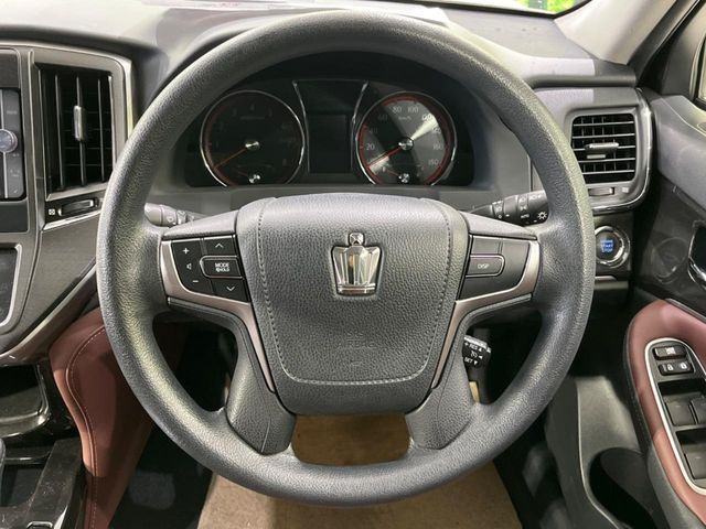 �C���e���A�ɍ��킹���f�U�C���̃X�e�A�����O�́A�^�]�������̂��Ƃ��l���A�^�]���₷���`��A�傫���ł��B�����x�A���ۂɐG���Ă��m���߂��������B