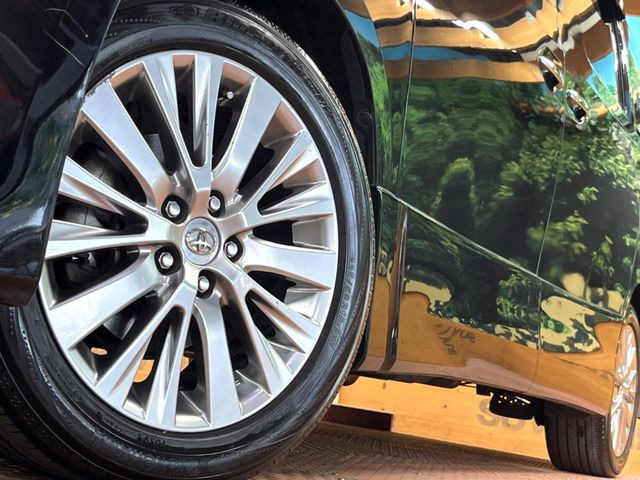 【純正18インチアルミホイール】外観にマッチした純正アルミホイールを装着しております。各種社外アルミホイールや、スタッドレスタイヤも取扱いしております。是非ご相談ください♪