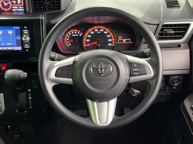 �C���e���A�ɍ��킹���f�U�C���̃X�e�A�����O�́A�^�]�������̂��Ƃ��l���A�^�]���₷���`��A�傫���ł��B�����x�A���ۂɐG���Ă��m���߂��������B