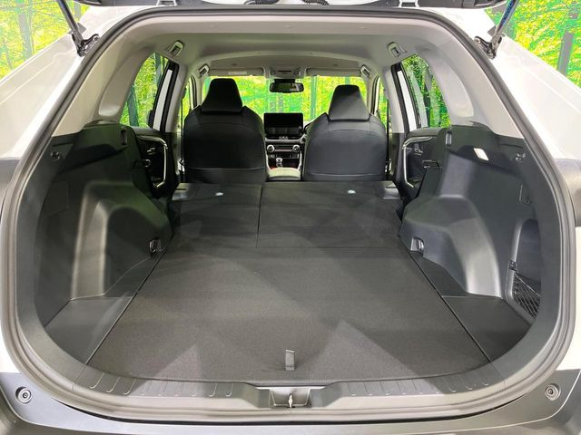 ���i�̂���������ʋ΁A���}���ɏ\���ȉ׎��X�y�[�X���m�ۂ��Ă���܂��B�Z�J���h�V�[�g��|���ƁA�傫�ȉו��̐ύڂ��\�ł���