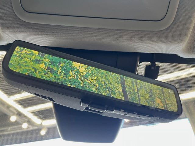 【デジタルインナーミラー】カメラが撮影した車両後方の映像をルームミラー内に表示。クリアな視界で状況の確認が可能です!