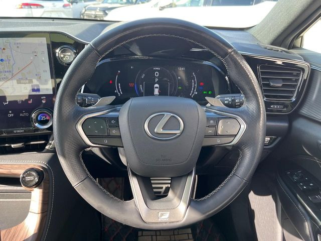 �y�����v�����X�e�A�����O�z�㎿�Ȋv���g�p���邱�ƂŁA��ɂ����������݂ƂĂ��^�]���₷���n���h���ł���