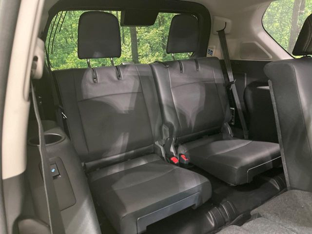 3列目シートはもちろん状態良好☆大人でもゆったりと座って頂けますので、大人数でのお出かけもラクラクです♪ご家族で、気の知れた仲間で、ドライブに行くのが楽しみですね♪