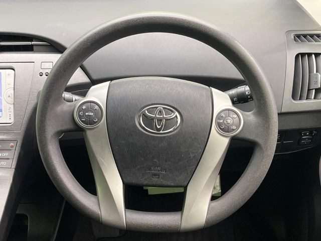 �C���e���A�ɍ��킹���f�U�C���̃X�e�A�����O�́A�^�]�������̂��Ƃ��l���A�^�]���₷���`��A�傫���ł��B�����x�A���ۂɐG���Ă��m���߂��������B