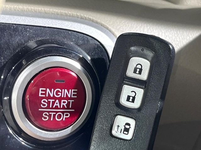 �yHonda�X�}�[�g�L�[�z�J�o����|�P�b�g�ɓ��ꂽ�܂܂ł��h�A�̎{���E�������\�ȃX�}�[�g�L�[�𑕔��B�G���W���̃I���E�I�t�����J�M�����o���K�v����������Ƃ��Ă��֗��ł���