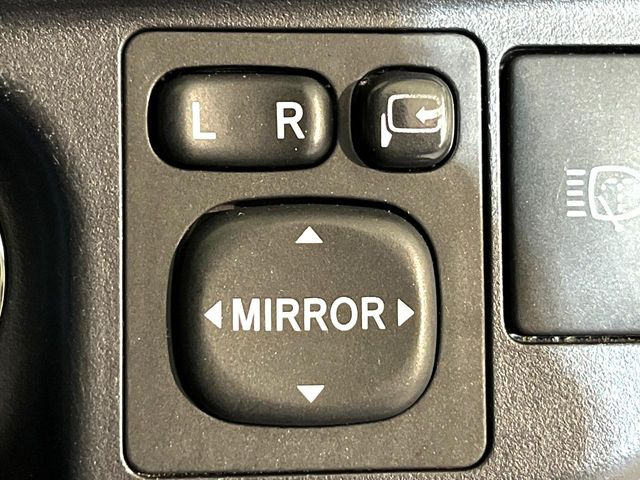 �y�d���i�[�~���[�z�T�C�h�~���[�͓d���i�[���ƂȂ��Ă���A�������ԏ�ł��L�Y�������X�N��}�����܂��B