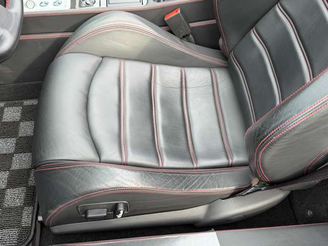 運転席・大きなしわやへたりなど無く綺麗な状態です。