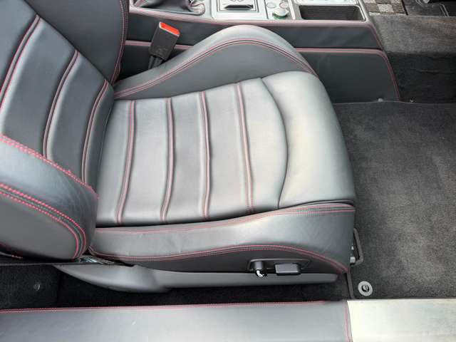 助手席・大きなしわやへたりなど無く綺麗な状態です。