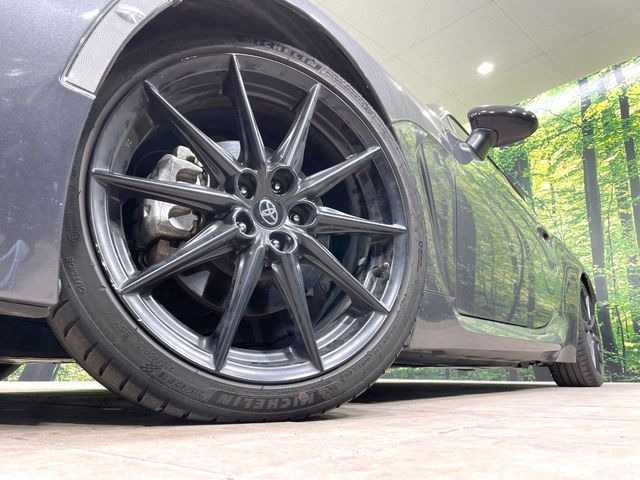 �y����18�C���`�A���~�z�C�[���z�O�ςɃ}�b�`���������A���~�z�C�[���𑕒����Ă���܂��B�e��ЊO�A���~�z�C�[����A�X�^�b�h���X�^�C�����戵�����Ă���܂��B���񂲑��k����������