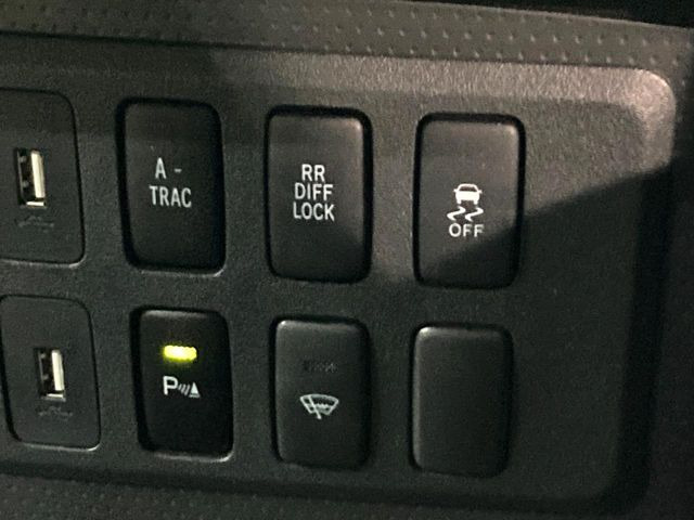 �y���A�f�t���b�N�z���H��ᓹ�ȂǂŎԂ��X�^�b�N�����ꍇ�ł��A�^�C���̋�]��}�����E�o���₷������f�t���b�N�𑕔��B�ϐ�n��I�t���[�h�ł̎g�p���������ɂ��X�X���̈��ł���