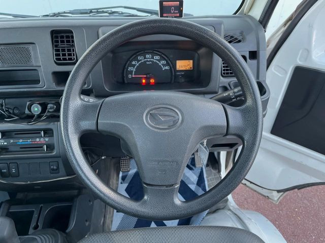 �C���e���A�ɍ��킹���f�U�C���̃X�e�A�����O�́A�^�]�������̂��Ƃ��l���A�^�]���₷���`��A�傫���ł��B�����x�A���ۂɐG���Ă��m���߂��������B