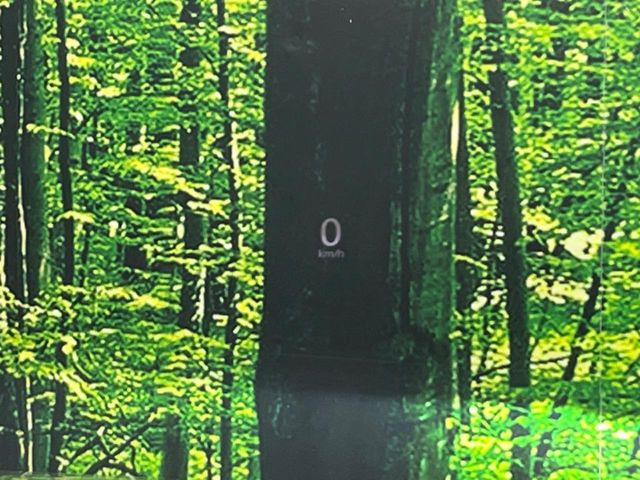 �y�w�b�h�A�b�v�f�B�X�v���C�z���݂̑��x�⑖�s�����f�W�^���\���ŉ^�]�ȑO���̃K���X�ɓ��e!�^�]���A�ڐ������炳���K�v�ȏ����m�F�ł���̂łƂ��Ă��֗��ň��S!