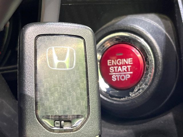 �yHonda�X�}�[�g�L�[�z�J�o����|�P�b�g�ɓ��ꂽ�܂܂ł��h�A�̎{���E�������\�ȃX�}�[�g�L�[�𑕔��B�G���W���̃I���E�I�t�����J�M�����o���K�v����������Ƃ��Ă��֗��ł���