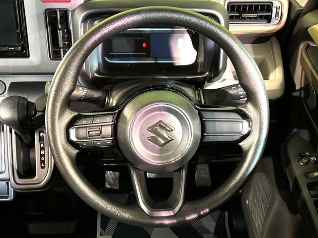 �C���e���A�ɍ��킹���f�U�C���̃X�e�A�����O�́A�^�]�������̂��Ƃ��l���A�^�]���₷���`��A�傫���ł��B�����x�A���ۂɐG���Ă��m���߂��������B