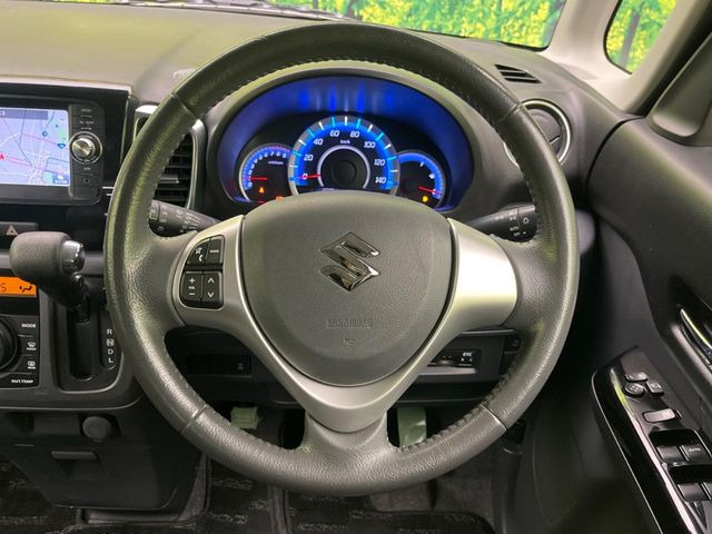 �C���e���A�ɍ��킹���f�U�C���̃X�e�A�����O�́A�^�]�������̂��Ƃ��l���A�^�]���₷���`��A�傫���ł��B�����x�A���ۂɐG���Ă��m���߂��������B