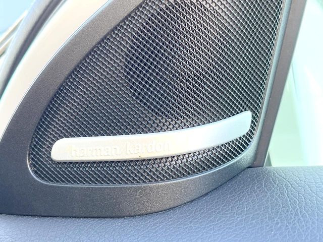 ��harman/kardon�T�E���h�V�X�e��:�I�[�f�B�I��僁�[�J�[����|����v���~�A���X�s�[�J�[�𑕔��B�����̃X�s�[�J�[����A���̗������܂ŕ����鍂�i���ȉ��y�����y���݂��������܂��B