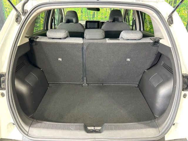 ���i�̂���������ʋ΁A���}���ɏ\���ȉ׎��X�y�[�X���m�ۂ��Ă���܂��B�Z�J���h�V�[�g��|���ƁA�傫�ȉו��̐ύڂ��\�ł���