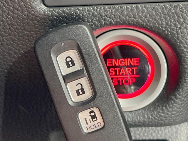 �yHonda�X�}�[�g�L�[�z�J�o����|�P�b�g�ɓ��ꂽ�܂܂ł��h�A�̎{���E�������\�ȃX�}�[�g�L�[�𑕔��B�G���W���̃I���E�I�t�����J�M�����o���K�v����������Ƃ��Ă��֗��ł���