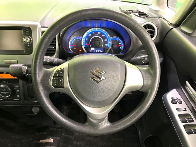 �C���e���A�ɍ��킹���f�U�C���̃X�e�A�����O�́A�^�]�������̂��Ƃ��l���A�^�]���₷���`��A�傫���ł��B�����x�A���ۂɐG���Ă��m���߂��������B