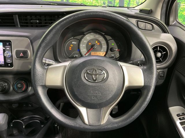 �C���e���A�ɍ��킹���f�U�C���̃X�e�A�����O�́A�^�]�������̂��Ƃ��l���A�^�]���₷���`��A�傫���ł��B�����x�A���ۂɐG���Ă��m���߂��������B