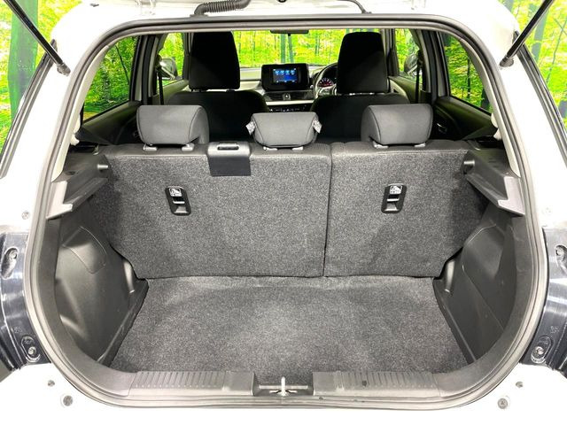 ���i�̂���������ʋ΁A���}���ɏ\���ȉ׎��X�y�[�X���m�ۂ��Ă���܂��B�Z�J���h�V�[�g��|���ƁA�傫�ȉו��̐ύڂ��\�ł���