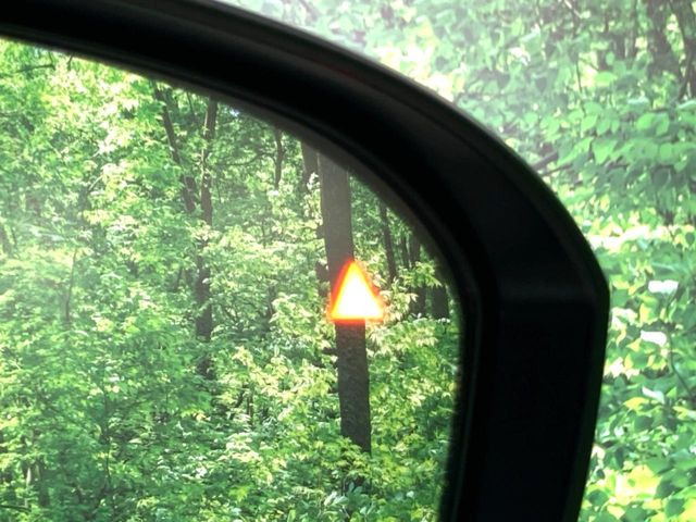 �y�u���C���h�X�|�b�g���[�j���O�z���s���A�h�A�~���[�̎��p�ɂȂ�₷���ӏ��Ɍ㑱�Ԃ��ڋ߂���ƃT�C�h�~���[�t�߂Ɍx����\���A�h���C�o�[�ɒ��ӊ��N�����Ă���܂��B