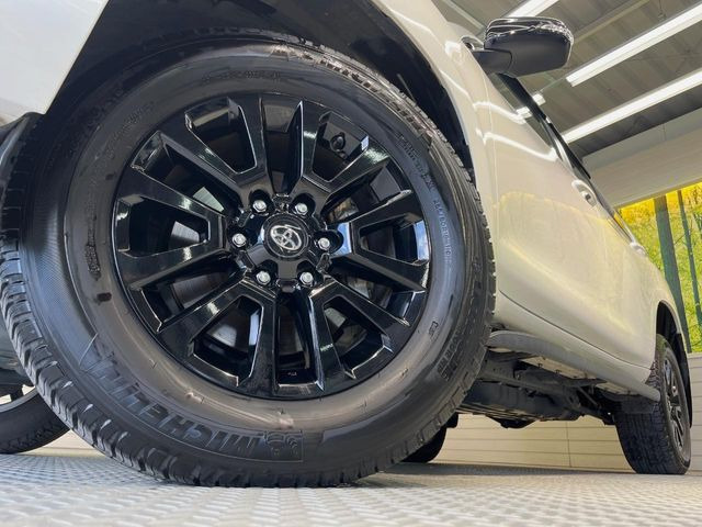 �y����18�C���`�A���~�z�C�[���z�O�ςɃ}�b�`���������A���~�z�C�[���𑕒����Ă���܂��B�e��ЊO�A���~�z�C�[����A�X�^�b�h���X�^�C�����戵�����Ă���܂��B���񂲑��k����������