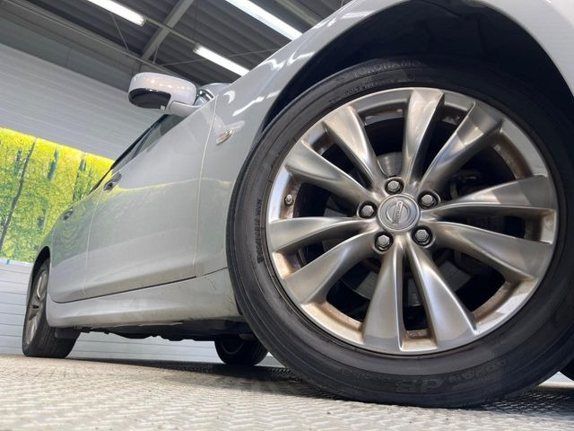 �y����18�C���`�A���~�z�C�[���z�O�ςɃ}�b�`���������A���~�z�C�[���𑕒����Ă���܂��B�e��ЊO�A���~�z�C�[����A�X�^�b�h���X�^�C�����戵�����Ă���܂��B���񂲑��k����������