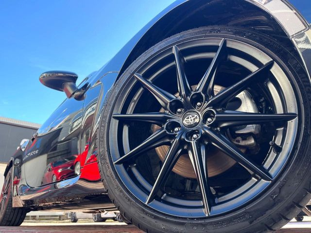 �y����18�C���`�A���~�z�C�[���z�O�ςɃ}�b�`���������A���~�z�C�[���𑕒����Ă���܂��B�e��ЊO�A���~�z�C�[����A�X�^�b�h���X�^�C�����戵�����Ă���܂��B���񂲑��k����������