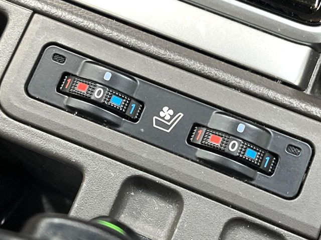 【シートベンチレーション】夏場は涼しい風でお尻や背中の熱やムレを防ぎ、冬はエアコンよりも早く温まってポカポカに!季節を問わず快適に過ごせます。