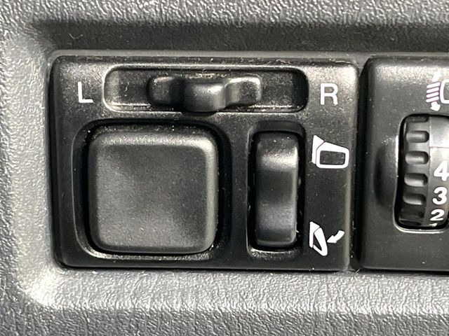 �y�d���i�[�~���[�z�T�C�h�~���[�͓d���i�[���ƂȂ��Ă���A�������ԏ�ł��L�Y�������X�N��}�����܂��B