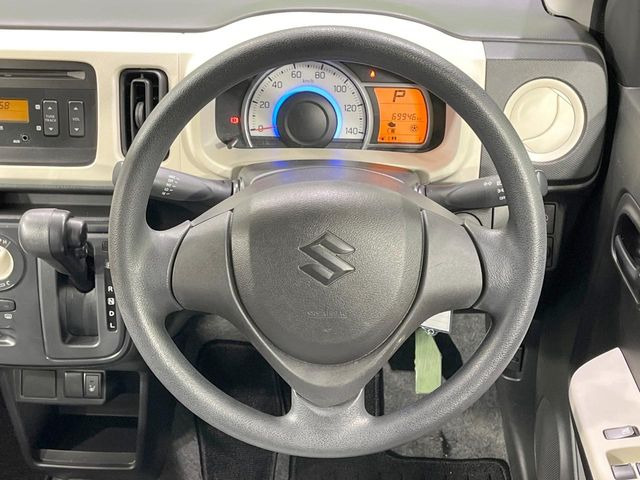 �C���e���A�ɍ��킹���f�U�C���̃X�e�A�����O�́A�^�]�������̂��Ƃ��l���A�^�]���₷���`��A�傫���ł��B�����x�A���ۂɐG���Ă��m���߂��������B