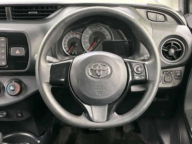 �C���e���A�ɍ��킹���f�U�C���̃X�e�A�����O�́A�^�]�������̂��Ƃ��l���A�^�]���₷���`��A�傫���ł��B�����x�A���ۂɐG���Ă��m���߂��������B