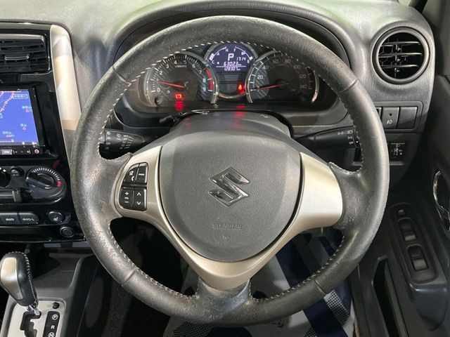 �C���e���A�ɍ��킹���f�U�C���̃X�e�A�����O�́A�^�]�������̂��Ƃ��l���A�^�]���₷���`��A�傫���ł��B�����x�A���ۂɐG���Ă��m���߂��������B