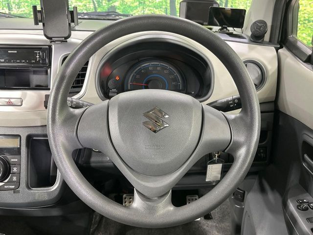 �C���e���A�ɍ��킹���f�U�C���̃X�e�A�����O�́A�^�]�������̂��Ƃ��l���A�^�]���₷���`��A�傫���ł��B�����x�A���ۂɐG���Ă��m���߂��������B