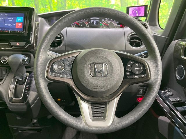 �C���e���A�ɍ��킹���f�U�C���̃X�e�A�����O�́A�^�]�������̂��Ƃ��l���A�^�]���₷���`��A�傫���ł��B�����x�A���ۂɐG���Ă��m���߂��������B