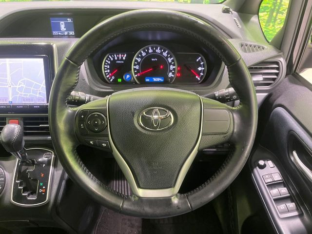 �C���e���A�ɍ��킹���f�U�C���̃X�e�A�����O�́A�^�]�������̂��Ƃ��l���A�^�]���₷���`��A�傫���ł��B�����x�A���ۂɐG���Ă��m���߂��������B