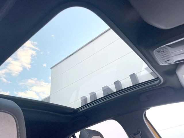 ���p�m���}�~�b�N�K���X���[�t:�唗�͂̃p�m���}���[�t�́A�㕔���Ȃɂ܂ő����Ă���A�J���I�ȋ�Ԃ����y���݂��������܂��B