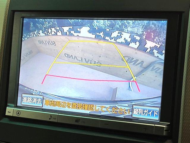 【バックカメラ】駐車時に後方がリアルタイム映像で確認できます。大型商業施設や立体駐車場での駐車時や、夜間のバック時に大活躍!運転スキルに関わらず、今や必須となった装備のひとつです!