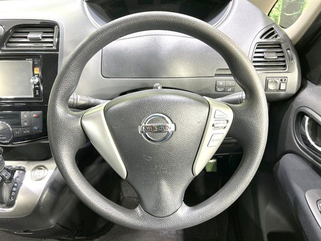 �C���e���A�ɍ��킹���f�U�C���̃X�e�A�����O�́A�^�]�������̂��Ƃ��l���A�^�]���₷���`��A�傫���ł��B�����x�A���ۂɐG���Ă��m���߂��������B