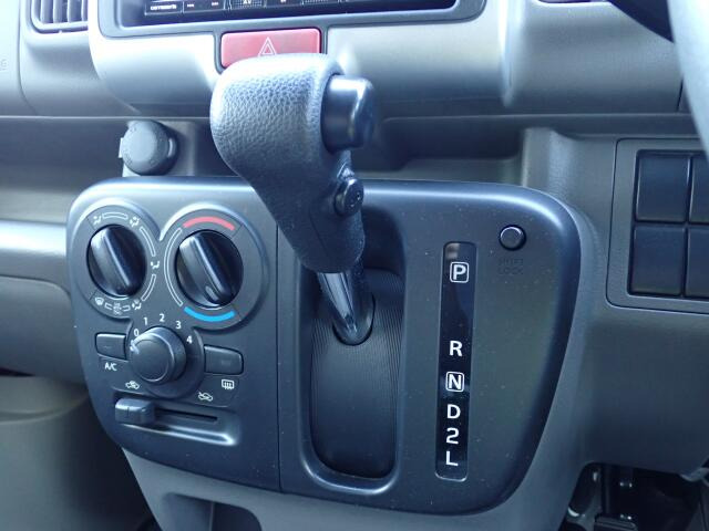 ���I���b�N�X�F�蒆�ÎԂ��u�L���C�v�Ȕ閧�� (���R)&rArr;�S�ԂɃv���̐E�l�ɂ��O�ꂵ�����O���̐��|�A�����グ���{���Ă���܂��B�����x�A���Ԃ����m�F���������B