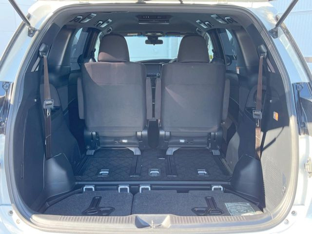 後席を格納すると、これだけの広さが!シーンに合わせたシートアレンジで、大きな荷物も積むことが出来ます♪