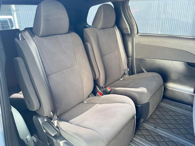 二列目中央はウォークスルーとなっております。二列目と三列目の移動や乗り降りがとっても楽になるので、乗り降りの際もストレスを感じることはありません♪